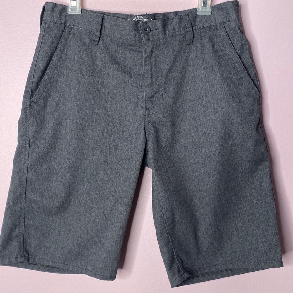 Freeworld - Men’s flat front shorts in graphite grey W31